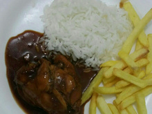 Coxa e sobrecoxa na cerveja preta