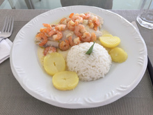 Filé de tilápia com molho de limão com camarão