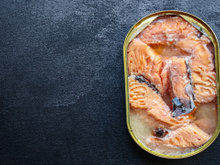 Lata de salmão vencida há 50 anos é aberta e o que descobriram deixou cientistas impressionados: É um sinal de que o peixe vem de um ecossistema saudável