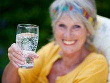 Água com gás faz mal para os dentes? Descubra se isso é mito ou verdade!