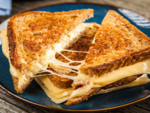 Um queijo quente é tão saudável quanto a versão fria? E por que o sabor é diferente e parece mais gorduroso?