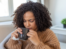 Nem chá de camomila, nem chá de hortelã: essa é a bebida natural para aliviar dores de cabeça