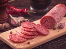 Linguiça calabresa, pepperoni e salame: confira as diferenças