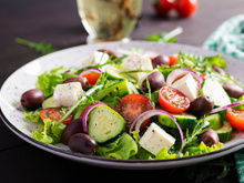 Salada grega: conheça a receita e veja 5 acessórios para fazer e servir em casa