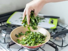 Nem espinafre, nem couve: esquecida por muitos, essa folha tem altos níveis de ferro e te ajuda a dar adeus ao cansaço