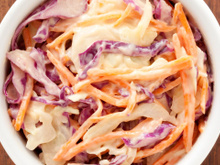 Salada de repolho com maionese para o Natal é o acompanhamento refrescante que combina com qualquer prato principal!