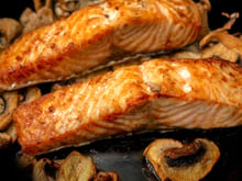 "Para que o peixe fique perfeito, não unte a frigideira com óleo, unte um pedaço de papel manteiga com óleo", sugerem os cozinheiros
