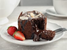 Esse petit gateau de micro-ondas é muito econômico e demora menos de 5 minutos para fazer