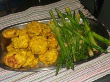 Almôndegas assadas de frango com aspargos