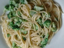 Macarrão ao molho de iogurte com brócolis