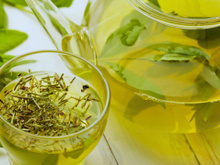 Chá verde: os benefícios e malefícios dessa bebida muito além do emagrecimento; veja como fazer e o melhor horário para consumir