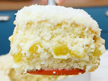 Molhadinho, macio e cremoso: sempre que faço esse bolo gelado de abacaxi com coco ele acaba no mesmo dia, perfeito para os dias quentes
