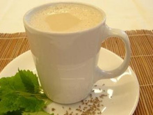 Bebida quente de erva-doce e melissa