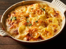 Extremamente cremosa e cheia de sabor: aprenda a fazer batata gratinada com alho no TudoGostoso