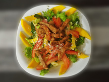 Salada com penne, manga e filé de lombo