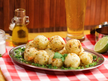 Petiscos com mandioca: confira 10 receitas