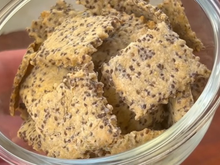 Nem glúten, nem ovos: disse adeus ao cream cracker industrializado e faço essa receita de biscoito crocante salgado de 2 ingredientes toda semana