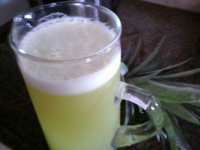 Suco de casca de abacaxi com hortelã