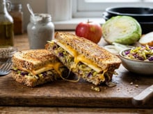 Torradas quentinhas com repolho e queijo: uma receita fácil para um jantar reconfortante