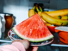 Por quantos dias a melancia cortada pode ficar na geladeira? TudoGostoso revela o prazo que a fruta pode ser consumida com segurança