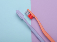 Adeus escova de dentes suja: poucos sabem, mas esse é o melhor jeito de guardar a escova e evitar infecções bacterianas