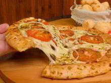Pizza com borda de pão de queijo: veja como fazer