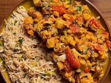 Salada quente para comer no inverno: essa receita baixa em calorias e alta em proteínas é deliciosa e muito simples de fazer!