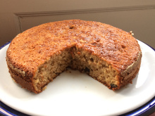 Bolo de banana com aveia, uvas passas e canela