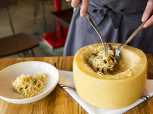 Como os restaurantes higienizam as rodas de queijo parmesão depois de preparar massas nelas? É mais simples do que você pensa