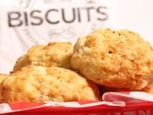 O lanche mais fácil da semana é esse biscoitinho de queijo do TudoGostoso que acaba em minutos de tão delicioso