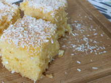 Bolo simples com calda de coco