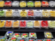 O que define se a fruta cortada do mercado é segura ou um risco à saúde