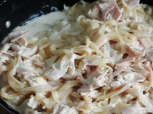 Macarrão ao molho branco com frango