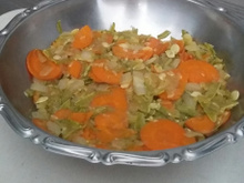 Salada de verão com abobrinha, cenoura e ricota