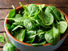 Benefícios do espinafre: o que acontece com o seu corpo se preparar a verdura do jeito certo