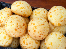 Essa é a receita que faço toda sexta e sábado aqui em casa: pão de queijo de liquidificador pra comer puro, com requeijão ou recheio doce