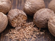Ralar na hora ou comprar em pó? O jeito certo de usar noz-moscada e não perder o aroma