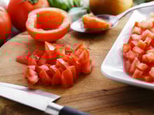 Como cortar tomate e cebola perfeitamente