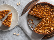 A melhor sobremesa de amendoim que já fiz para a Festa Junina veio dessa receita de torta de pé de moleque do TudoGostoso