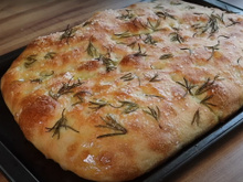 Nem precisa sovar: receita simples de focaccia fica tão bonita que dá até pena de cortar