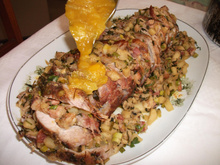 Lombo suíno recheado com farofa de maçã verde em molho agridoce de manga