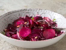 A salada de beterraba que nunca pode faltar na sua geladeira: a mais fácil de fazer e muito nutritiva