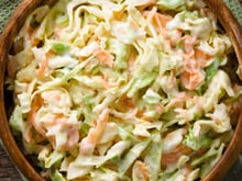 Salada de repolho agridoce pronta em 5 minutos vai se tornar a sua receita favorita com a verdura!