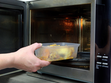 Por que você nunca deve reaquecer estes 3 alimentos comuns no micro-ondas; o terceiro vai te surpreender