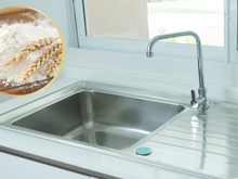 Nem detergente, nem água sanitária: a farinha de trigo pode ser a responsável por deixar sua pia reluzindo de tanto brilho