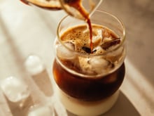 Prepare bebidas dignas de cafeteria com este kit cafeteira Iced Coffee e moedor elétrico de café da Oster