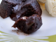 Petit gateau com chocolate em pó