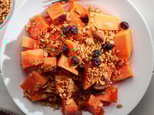 Tem o costume de comer mamão todo dia no café da manhã? Então você precisa saber qual o melhor para isso!