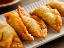 Você só precisa desses 2 ingredientes para fazer uma massa de pastel superfácil e crocante