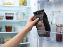 Muitas pessoas guardam o café na geladeira para mantê-lo fresco: TudoGostoso explica o que o frio faz com os grãos